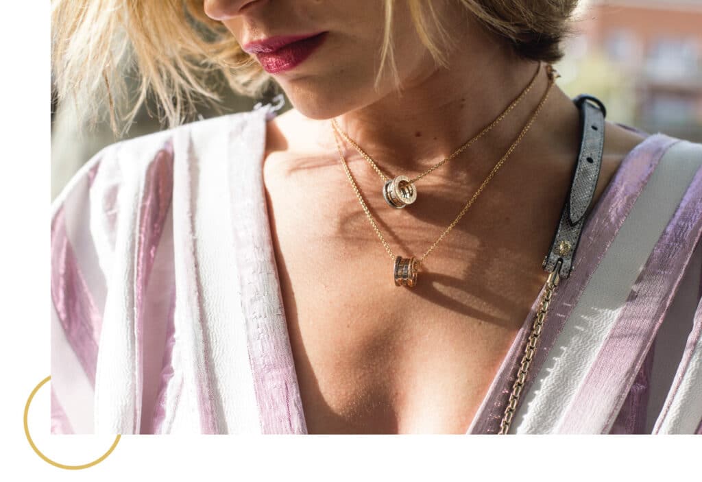 Women with necklace and jewlery